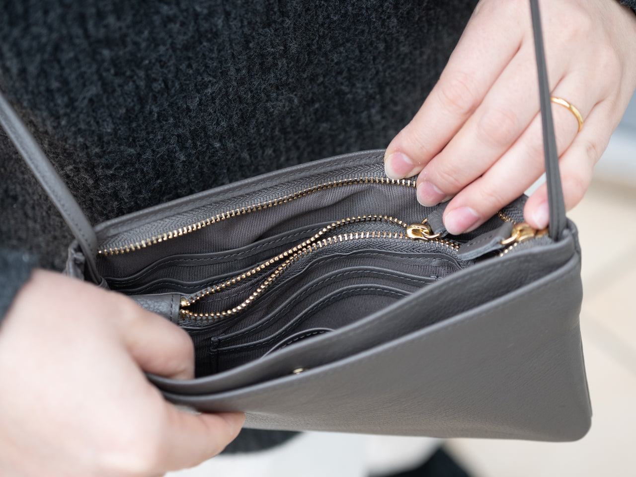 OSL サコッシュW チャコールグレー