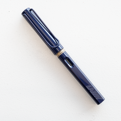 LAMY サファリ FP ダークダスク 【2025年限定色】 – 文化堂 │ Pentonote LAMY サファリ FP ダークダスク 【2025年限定色】 – 文化堂 │ Pentonote